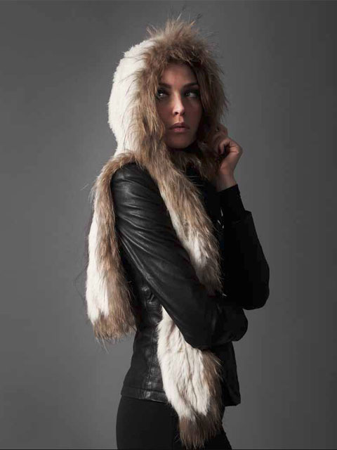 Стильная шапка из меха кролика и енота