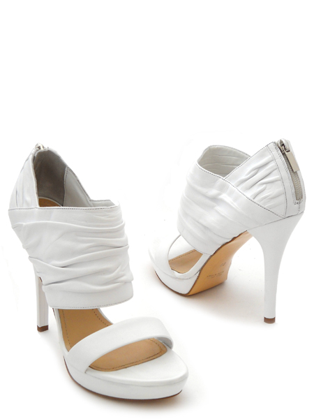 Белые босоножки с закрытой пяткой