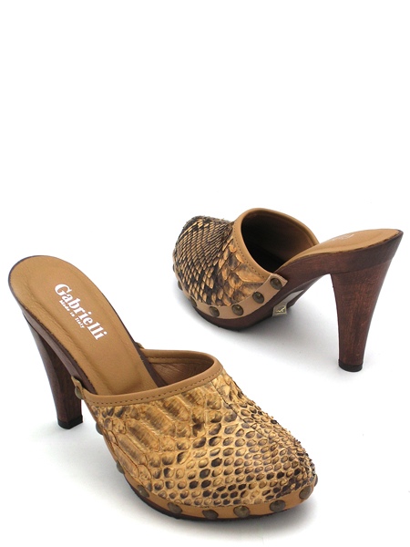 Сабо с закрытым мысом на деревянной подошве