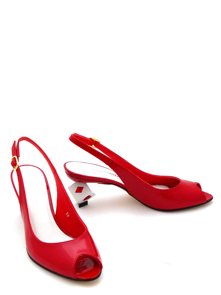 Стильные лаковые босоножки красного цвета