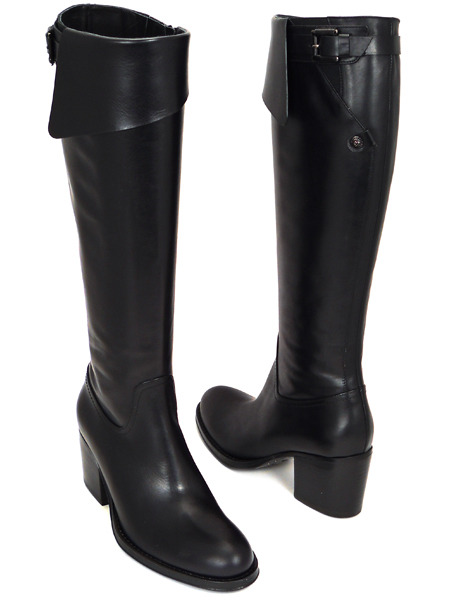 Осенние кожаные облегающие сапоги на устойчивом каблуке