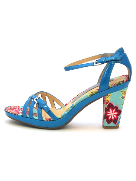 Голубые босоножки с цветочным рисунком