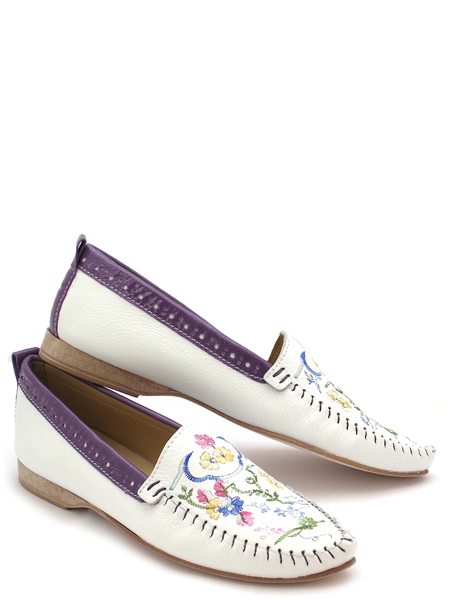 Мокасины молочные с вышивкой