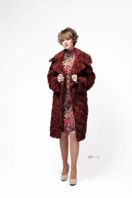 Пальто с объемным воротником