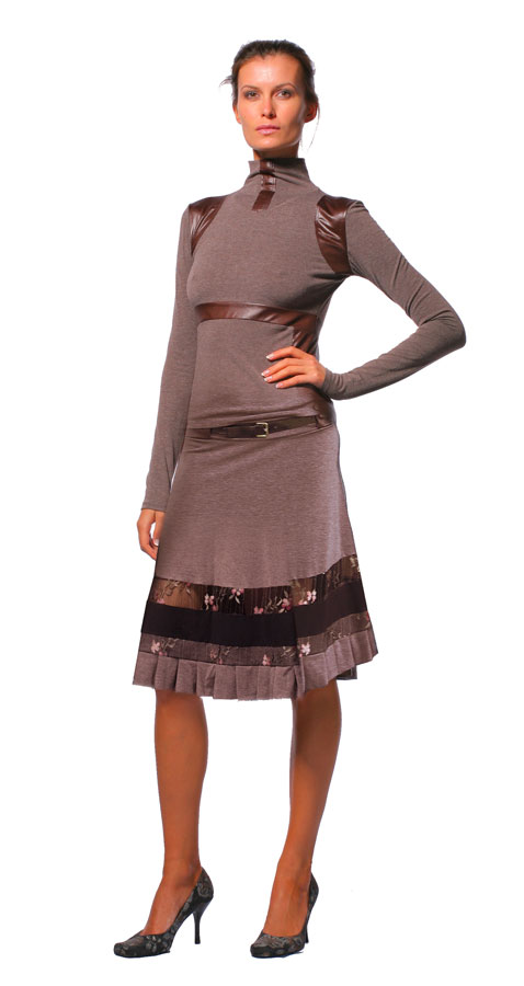 Водолазка бежевая с темной рельефной отделкой