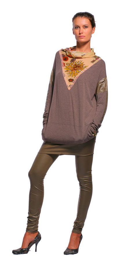 Платье беж свободное с V-образной вставкой Цветы