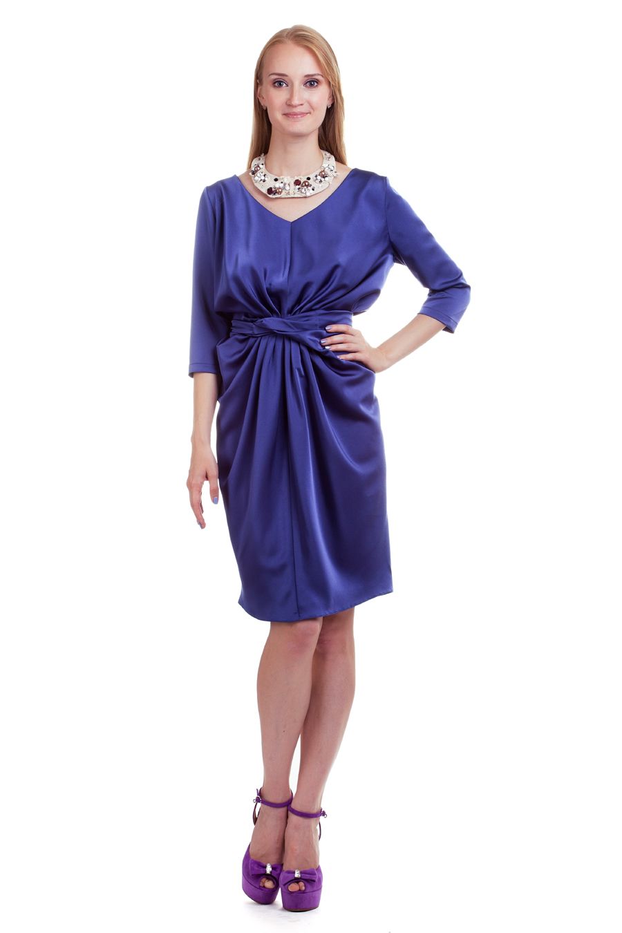 Яркое ультрамариновое платье с выразительными драпировками
