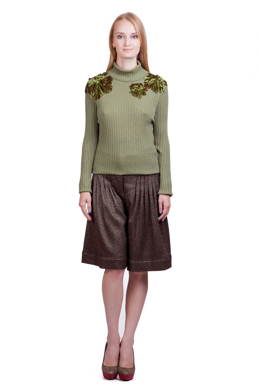 Водолазка ливкового цвета с декором цветами