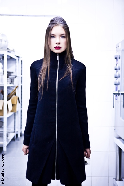 Пальто с молнией на полочке и спинке