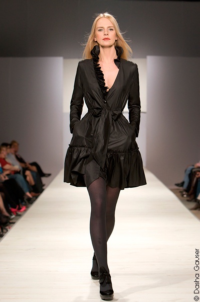 Плащ с оригинальным воротником короткий