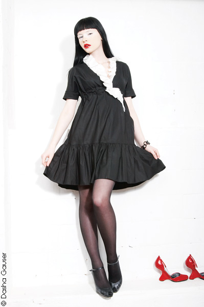 Платье черное с белой рюшей