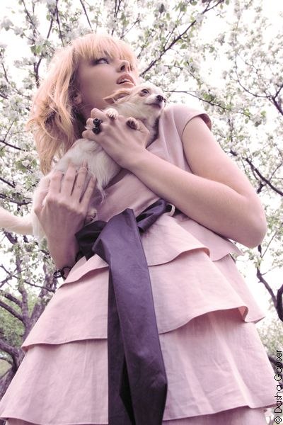 Платье многослойное с поясом контрастного цвета