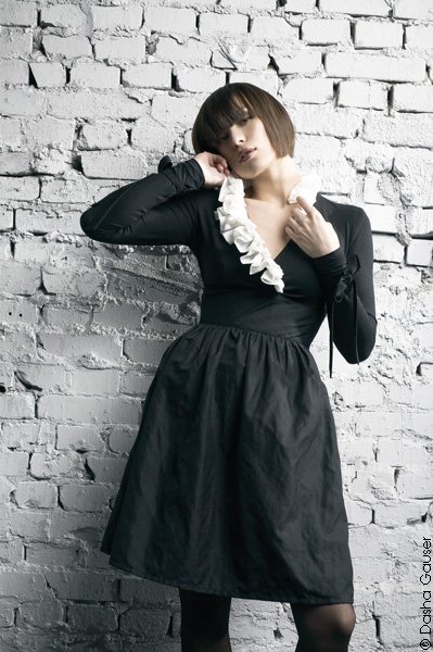 Платье с воротником-рюшей