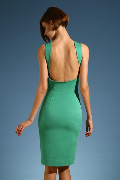 Узкое платье с оголенной спиной