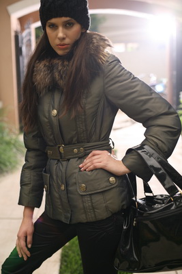 Короткий пуховик с мехом енота