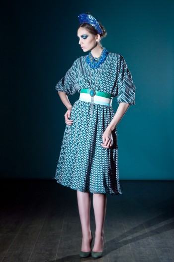 Платье в стиле "ретро" с оригинальным принтом