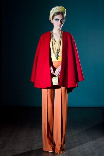 Яркое пончо-накидка