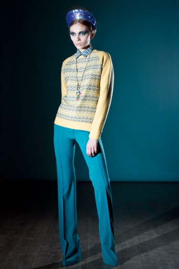 Стильный свитер с интересным узором