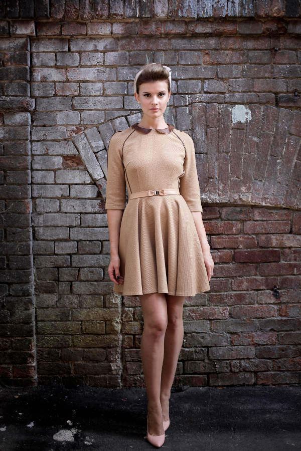 Платье мини с кожаным воротником