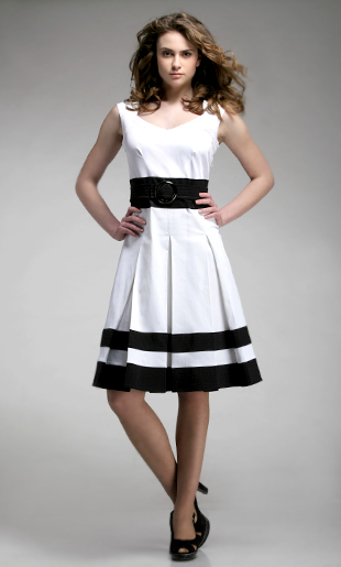 Белоснежное летнее платье с черной отделкой