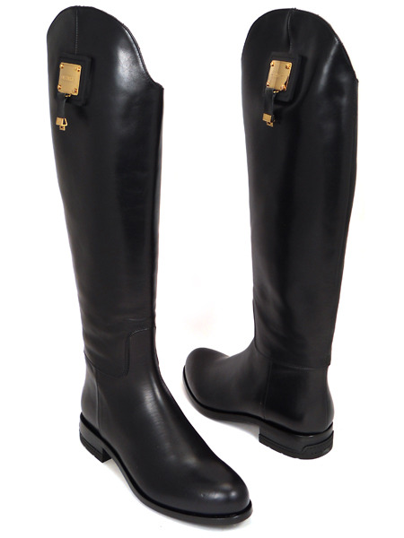 Осенние сапоги на низком каблуке