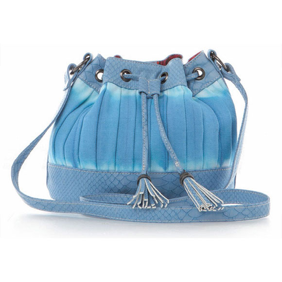 Яркая сумка на длинной ручке