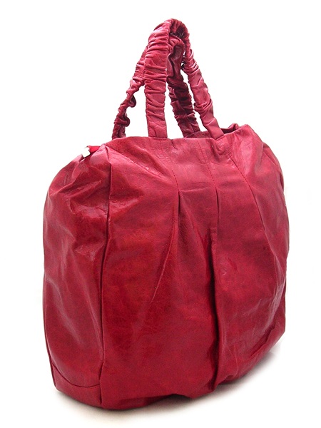 Объемная красная сумка