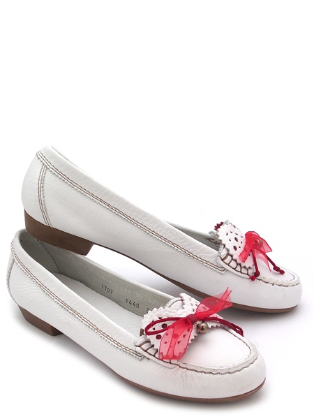 Мокасины молочные с алым бантом