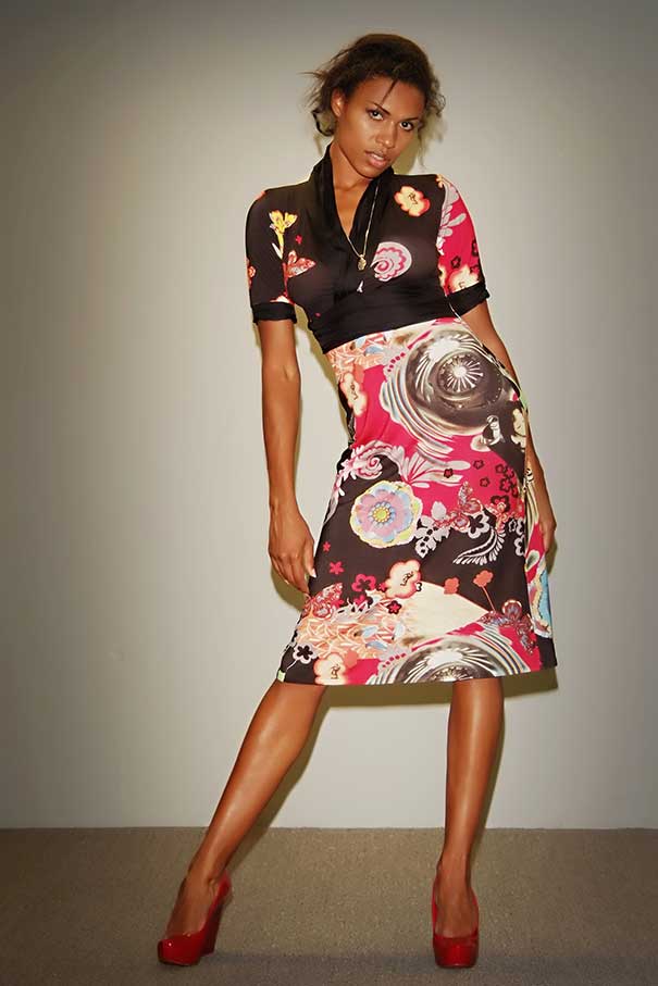 Пестрое трикотажное платье с отделкой из черного шелка