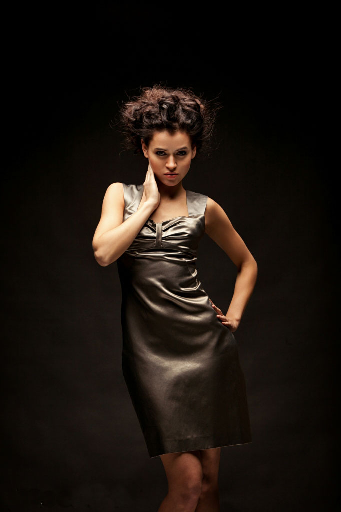 Экстравагантное серебристое платье