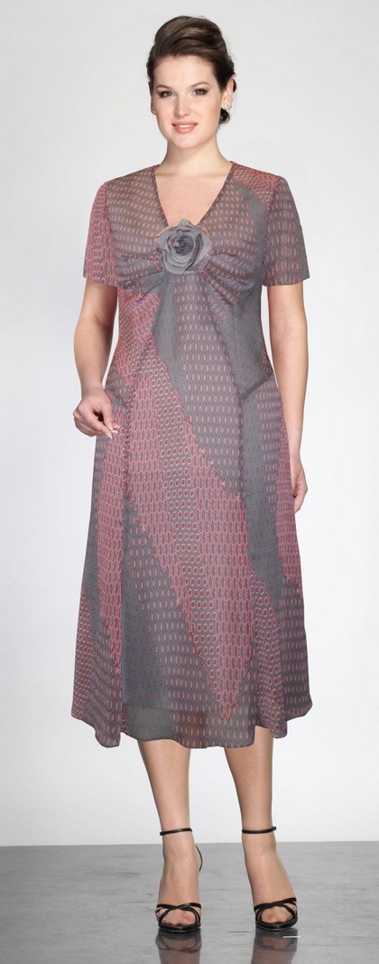 Комфортное платье с брошью-цветком