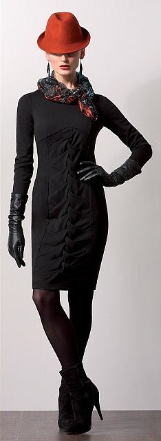 Черное платье с оригинальным декором-плетением