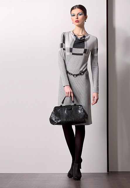 Стильное офисное платье с контрастными блоками