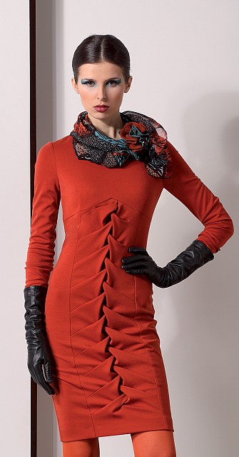 Яркое платье с необычным плетением