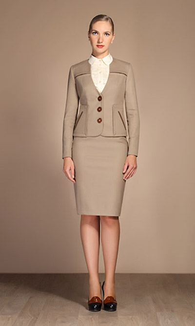 Деловой костюм с необычным декором