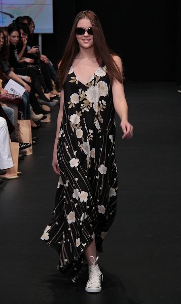 Шелковое черное платье с рисунком крупным цветов