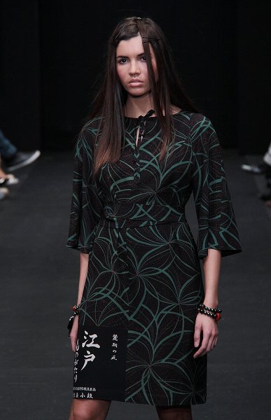 Шелковое черное платье с зеленым рисунком