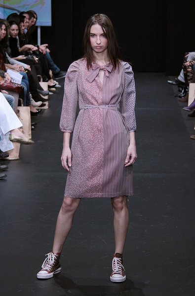 Шелковое платье кремового оттенка с отделкой ручной работы