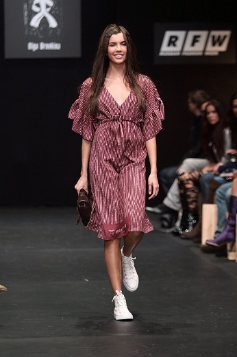 Шелковое платье с отделкой ручной работы с рукавами-«крыльями»