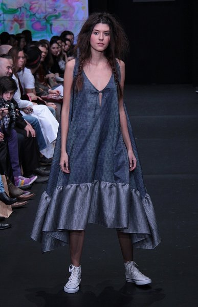 Шелковое синее платье треугольной формы