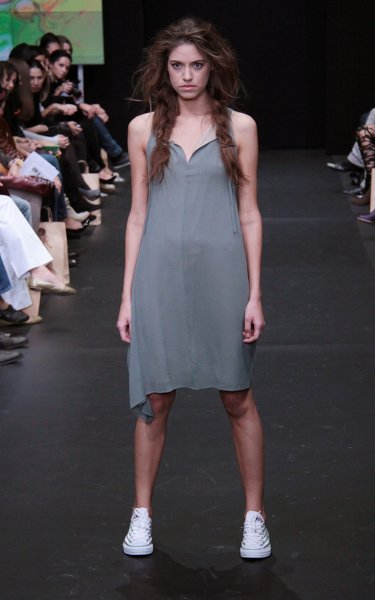 Шелковое серое платье с оригинальным вырезом