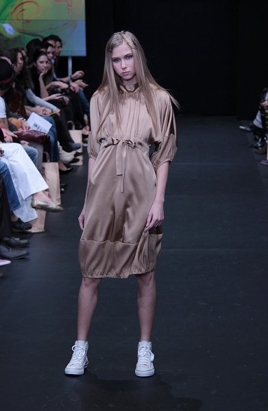 Шелковое платье кремового оттенка с бантиком на поясе