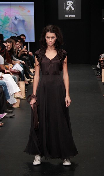 Темно-коричневое длинное шелковое платье