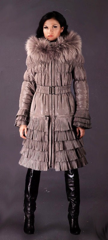 Шикарное пальто с каскадным декором