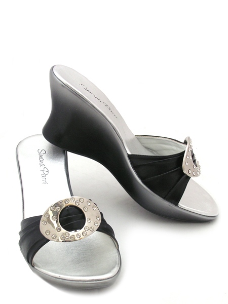 Сабо на танкетке черные