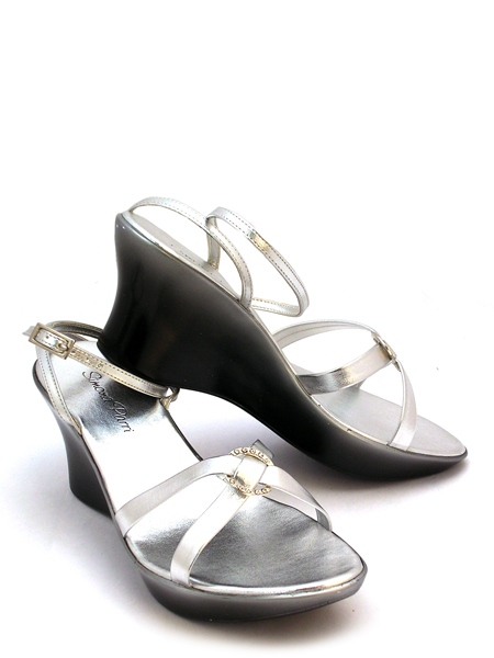 Босоножки серебристые с ремешками