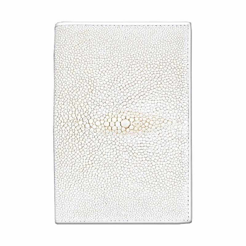 Белоснежная обложка для паспорта из кожи ската