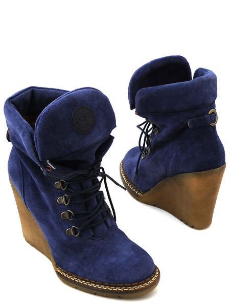 Синие замшевые ботильоны на танкетке в спортивном стиле