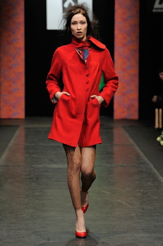 Пальто красное