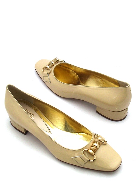 Туфли женские бежевые с пряжкой